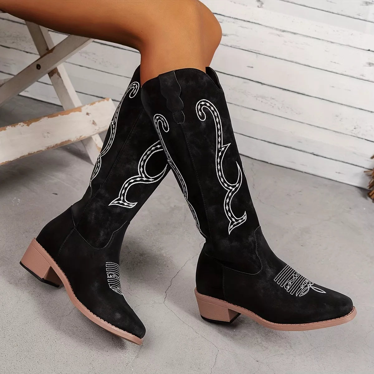Embroidered Round Toe Block Heels Boots